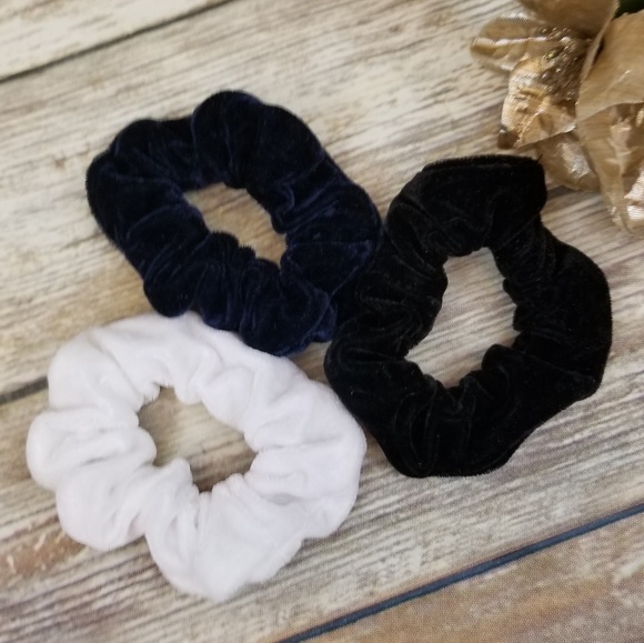 Brandy Melville Photo + 3pc Velvet Black Scrunchie - Picture 2 of 6